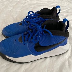 Boys size 3.5 gently used Nike basketball shoes.